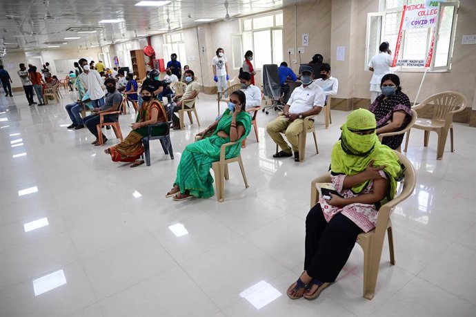 21 May 2021, India, Prayagraj: People wait to receive their dose of a coronavirus vaccine at a vaccination centre. Photo: Prabhat Kumar Verma/ZUMA Wire/dpa