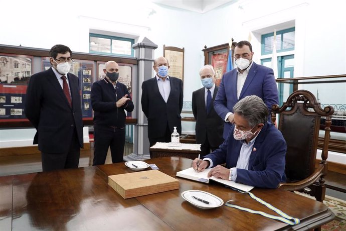 El presidente de Cantabria, Miguel Ángel Revilla, visita, junto al presidente del Principado de Asturias, Adrián Barbón, la Fundación Archivo de Indianos  Museo de la Emigración.