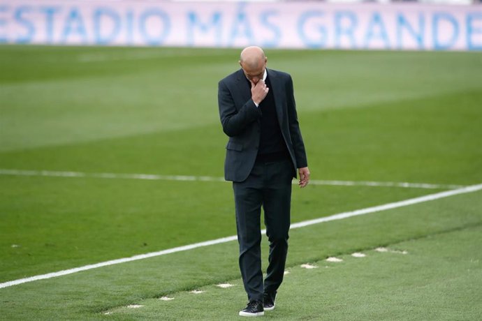 Zinédine Zidane pensativo durante el Real Madrid-Villarreal de LaLiga Santander 2020-2021