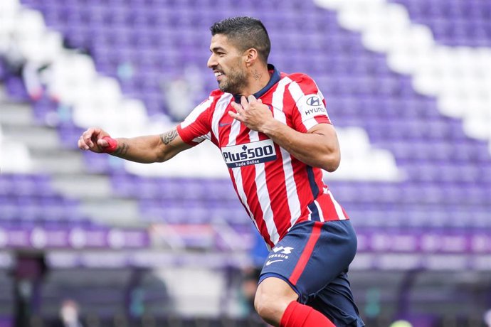 Luis Suárez celebra el tanto del triunfo colchonero en Pucela