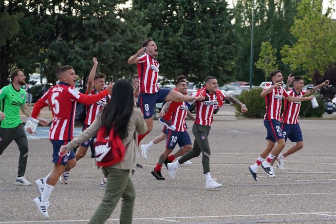 Jugadores del Atlético de Madrid celebran el título con aficionados en el parking de Zorrilla