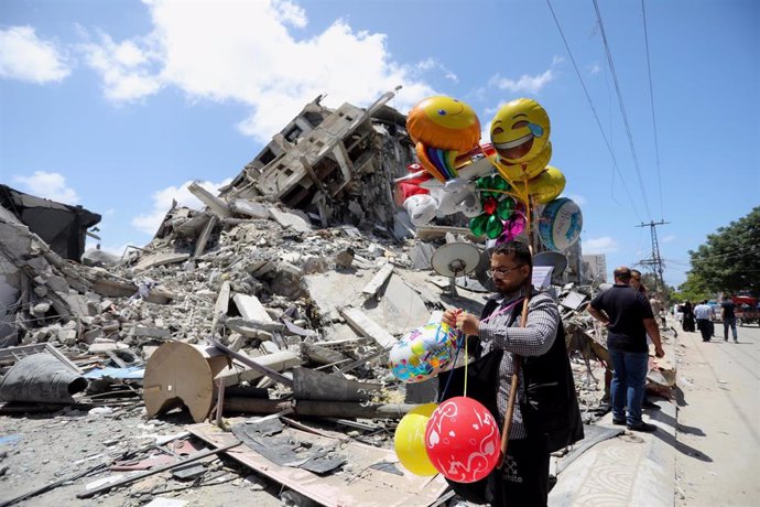 Un vendedor de globos en la Franja de Gaza, bombardeada por Israel