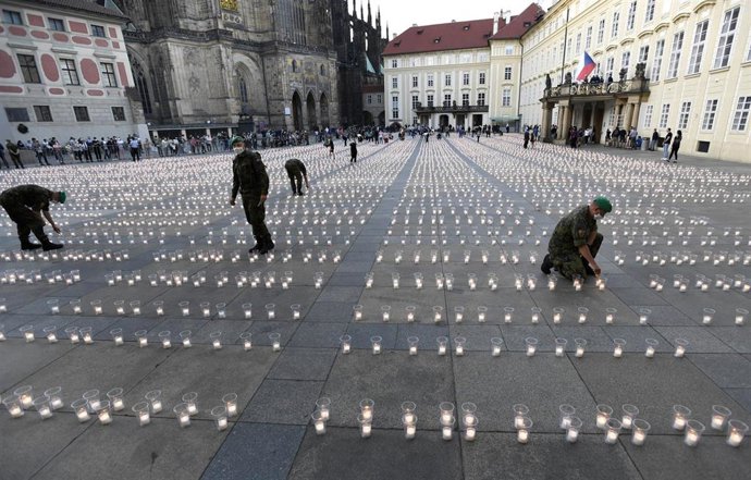 Acto en memoria de los muertos por el coronavirus en el patio del Castillo de Praga