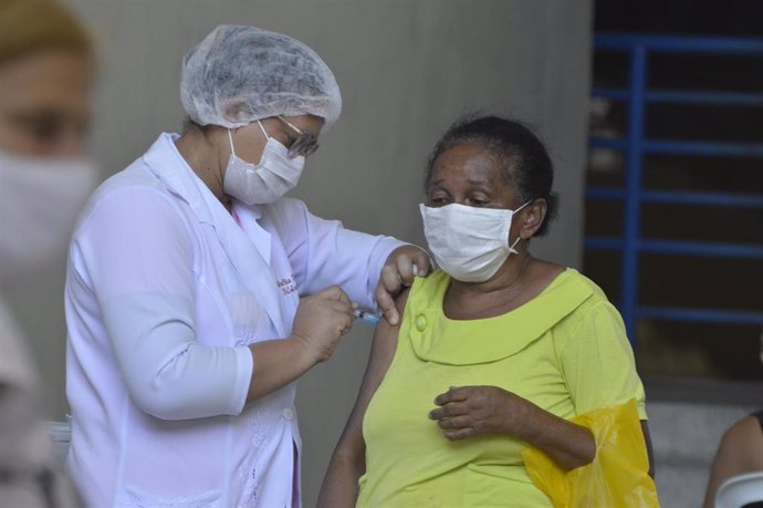 Vacunación contra la COVID-19 en la localidad brasileña de Natal