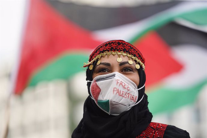 22 May 2021, Berlin: "Free Palestine" is seen written on a woman's face mask as she takes part in a rally of Palestinian supporters at Potsdamer Platz. The demonstration was held under the slogan "Protest rally against Israeli aggression in Palestine". 