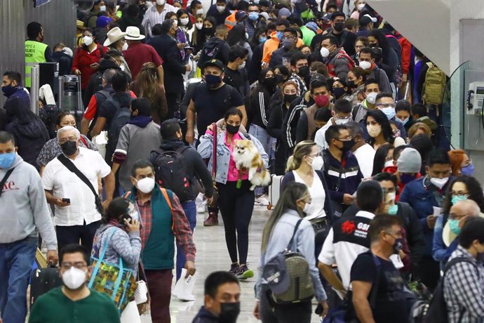 Archivo - 18 March 2021, Mexico, Mexico City: People crowd to enter the boarding lounges at the Mexico City International Airport. Photo: -/El Universal via ZUMA Wire/dpa