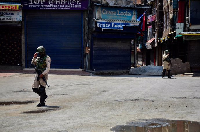 21 May 2021, India, Srinagar: Paramilitary troopers stand gaurd at a closed market during strict restrictions imposed on the death anniversaries of two separatist leaders Mirwaiz Muhammad Farooq and Abdul Gani Lone, in Srinagar. Photo: Saqib Majeed/SOPA