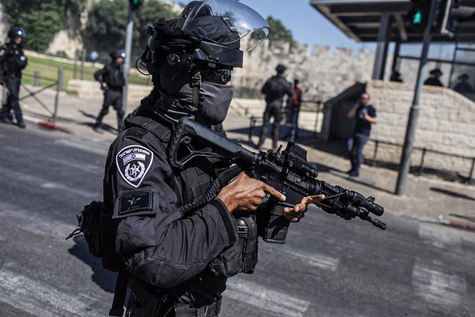 18 May 2021, Israel, Jerusalem: Israeli security forces deploy during clashes between Israeli security forces and protesters at Damascus gate in Al Aqsa Mosque compound in Jerusalem's Old City. Photo: Ilia Yefimovich/dpa