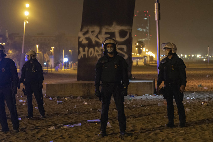 Varios agentes de la Guardia Urbana de Barcelona, frente a jóvenes en ambiente festivo, a 22 de mayo de 2021, en Barcelona, Catalunya (España)