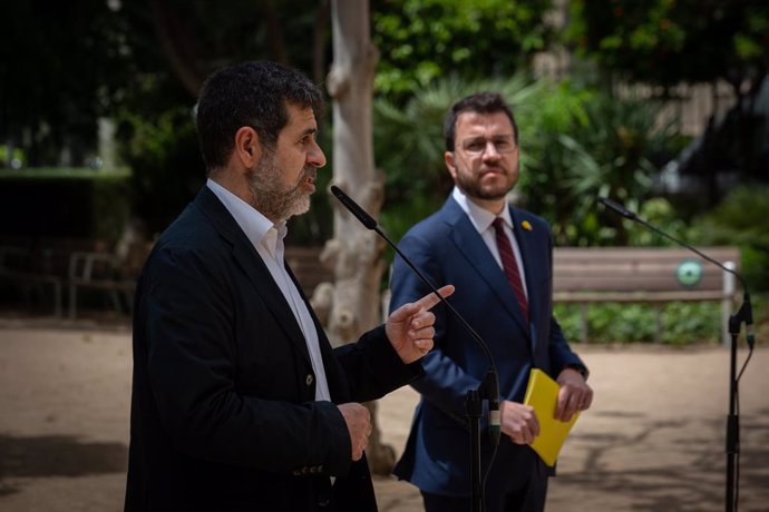 El secretari general de Junts, Jordi Snchez, al costat del nou president de la Generalitat, Pere Aragons