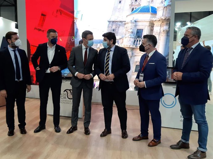 López Miras preside el acto de inauguración del stand de la Región, con el consejero de Presidencia, Turismo y Deportes, el secretario general de la Consejería, el director general de Turismo, y los alcaldes de Caravaca y Pliego