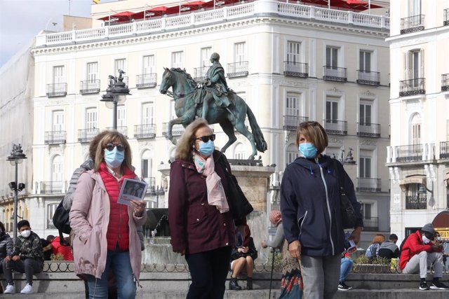 Archivo - Transeúntes caminan por las inmediaciones de la Puerta del Sol, en Madrid (España), a 23 de octubre de 2020.