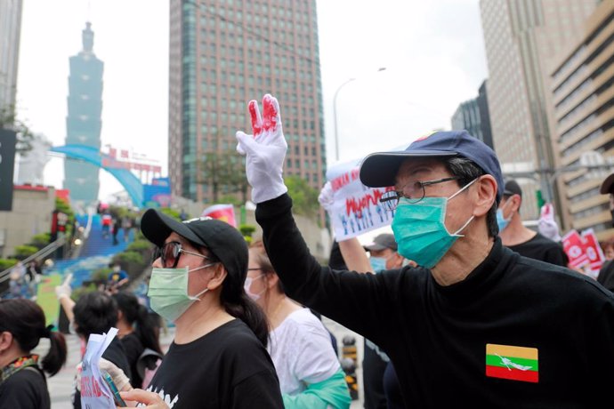 02 May 2021, Taiwan, Taipei: A protester flashes a three fingered salute during a protest near the Taipei 101 building the during a demonstration against the ongoing military coup in Myanmar. Photo: Daniel Ceng Shou-Yi/ZUMA Wire/dpa