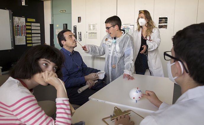 Un grupo de alumnos y alumnas de Isterria simulan una consulta médica con personal del centro