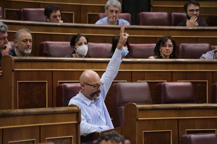 Archivo - El diputado de Unidas Podemos Txema Guijarro vota durante una sesión plenaria en el Congreso