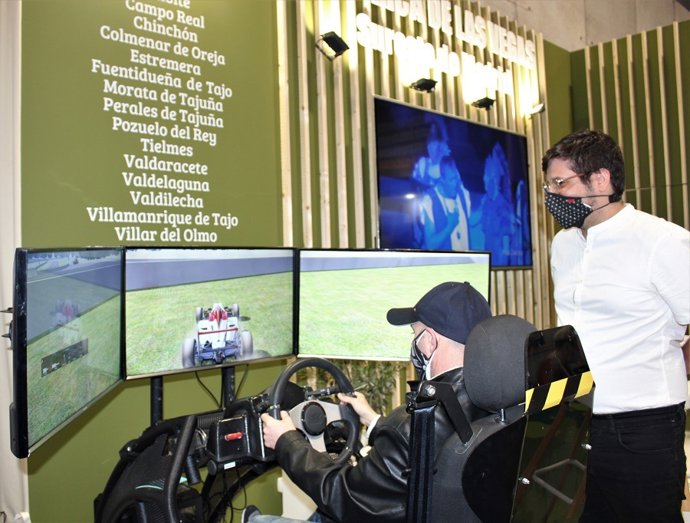 Un simulador acerca el futuro circuito de velocidad de Morata de Tajuña a los visitantes de Fitur