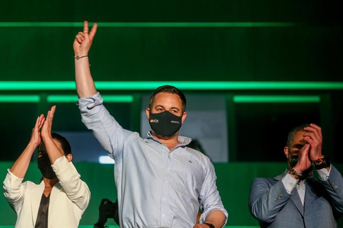 (I-D) La candidata del partido a la Presidencia de la Comunidad de Madrid, Rocío Monasterio; el presidente del partido, Santiago Abascal, y el secretario general del partido; Javier Ortega Smith