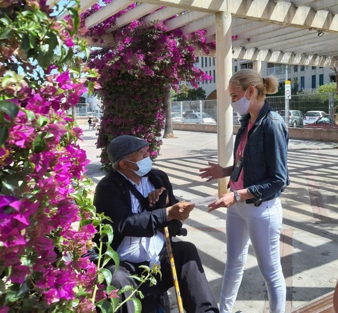 La portavoz del Grupo Cs en el yuntamiento de Palma, Eva Pomar, charla con un vecino de Es Rafal.