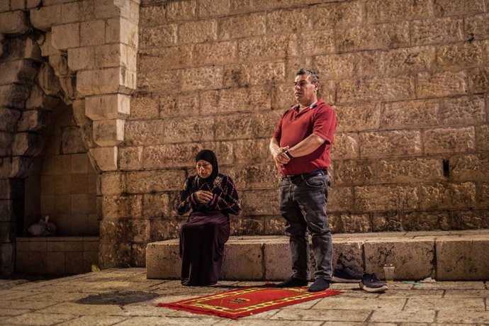 07 May 2021, Israel, Jerusalem: Muslims perform the 'Tarawih' evening prayers of the holy fasting month of Ramadan near the Al-Aqsa Mosque compound. Photo: Ilia Yefimovich/dpa