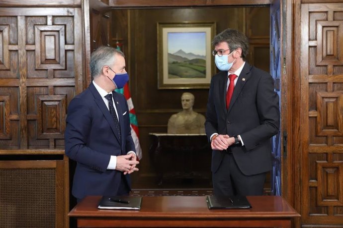 El lehendakari, Iñigo Urkullu, y el alcalde de Vitoria, Gorka Urtaran, han firmado este domingo en Vitoria la renovación del convenio para financiar la promoción de la capital alavesa como sede de las instituciones comunes