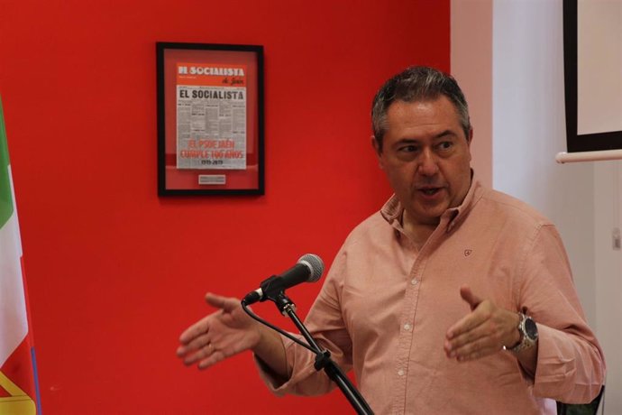 El precandidato a las primarias del PSOE-A Juan Espadas, este domingo en Linares (Jaén).