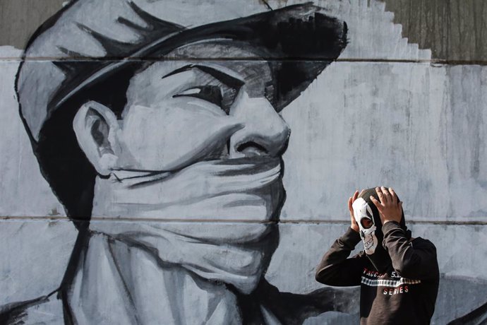 Archivo - 01 November 2019, Iraq, Baghdad: A protester takes part in an anti-government protest at Tahrir Square. Iraqi President Barham Salih said Thursday that the country's Prime Minister Adil Abdul-mahdi is ready to resign in response to ongoing ant