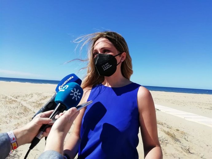 La senadora andaluza de Ciudadanos (Cs) María Ponce atiende a los medios en Punta Umbría (Huelva).