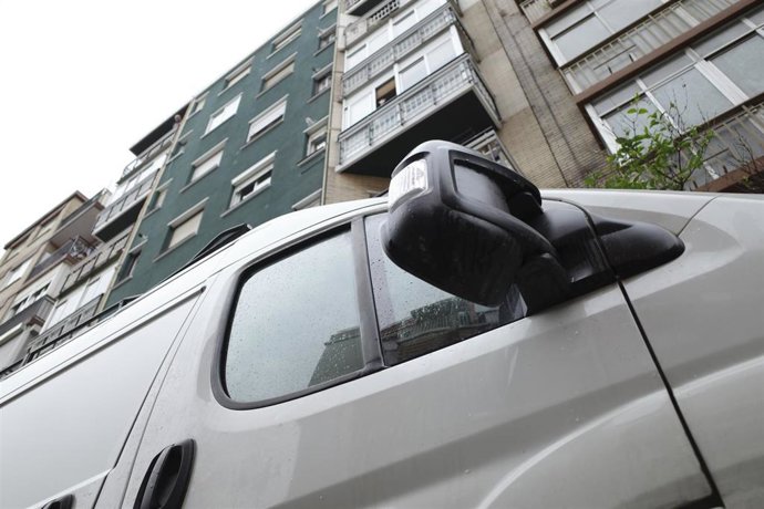 Los vecinos de Las Fuentes se concentran en repulsa del asesinato machista ocurrido este domingo en su barrio.