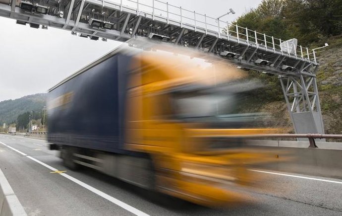 Archivo - Un camión pasa por un arco de peaje en una carretera guipuzcoana