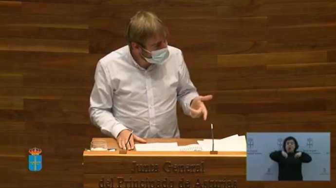 Archivo - El portavoz de Podemos, Daniel Ripa, en la Junta General.