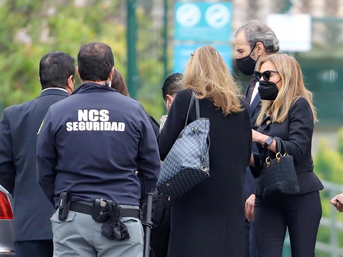 ANA OBREGÓN Y SU FAMILIA EN EL ENTIERRO DE SU MADRE, ANA MARÍA OBREGÓN