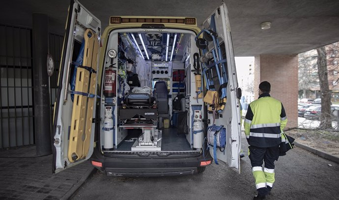 Archivo - Un trabajador junto a una ambulancia.