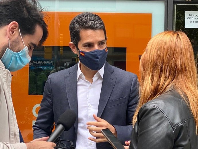 El diputado de Cs en el Parlament Nacho Martín Blanco en declaraciones ante los medios 