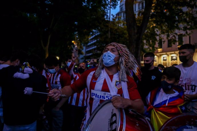 Seguidores de Atlético de Madrid acuden a la fuente de Neptuno de Madrid para celebrar la victoria de su equipo a pesar de las recomendaciones de no acudir para evitar la propagación del coronavirus a 22 de mayo de 2021, en Madrid. 