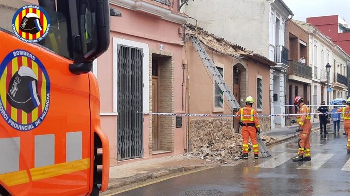 Bomberos intervienen en unn derrumbe este domingo