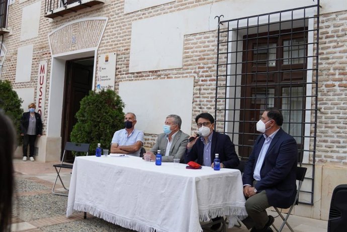 Acercan la exposición y el documental sobre la piedra seca del IEA al Museo Miguel Guirao.