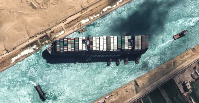 Archivo - HANDOUT - 29 March 2021, Egypt, Suez: A satellite image provided by the European Space Imaging on 29 March 2021 shows the "Ever Given" container ship operated by the Evergreen Marine Corporation with tugboats, shortly before it was fully freed
