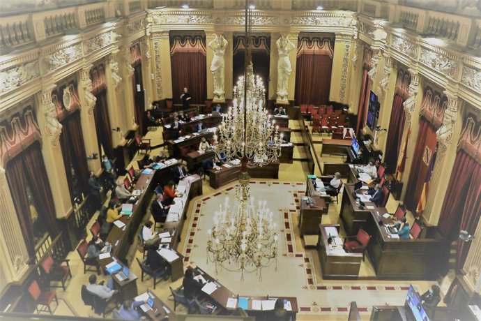 Archivo - Sala de plenos del Parlament balear.