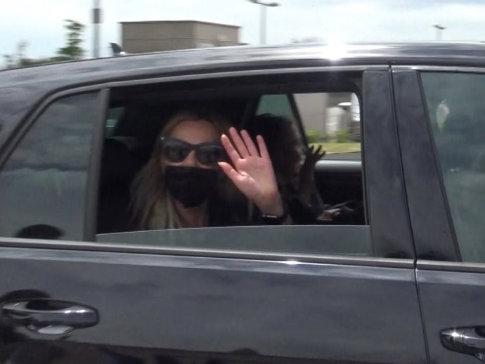 ANA OBREGÓN SALE DEL CEMENTERIO DESPUÉS DE DAR EL ÚLTIMO ADIÓS A SU MADRE, ANA MARÍA OBREGÓN