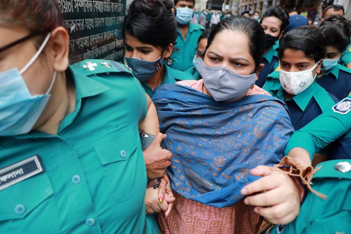 18 May 2021, Bangladesh, Dhaka: Police escort investigative journalist Rozina Islam (C) to a court, a day after being arrested on accusation of stealing documents and taking images by the health ministry. Photo: Harun-Or-Rashid/ZUMA Wire/dpa