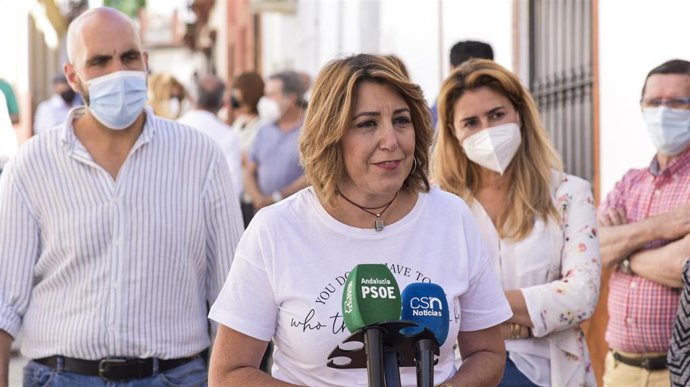 La secretaria general del PSOE-A, Susana Díaz, atiende a los medios en Tomares (Sevilla).