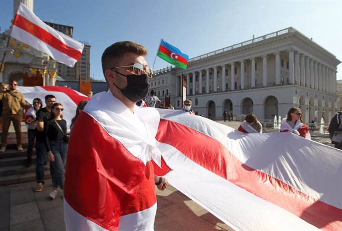 Archivo - 20 September 2020, Ukraine, Kiev: Members of the Belarusian community in Ukraine and Ukrainian activists take part in a rally of solidarity with anti-Lukashenko protests in Belarus, at Kiev's Independence Square. Photo: Serg Glovny/ZUMA Wire/d