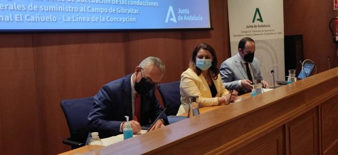Carmen Crespo con el presidente de la Mancomunidad de Municipios del Campo de Gibraltar, Juan Lozano.
