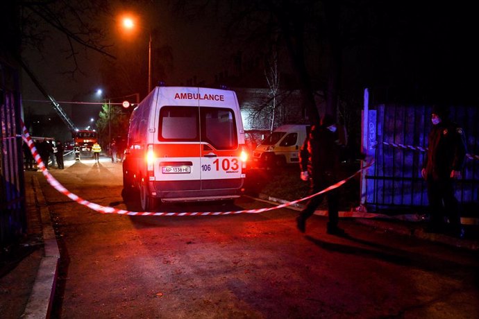 Archivo - 04 February 2021, Ukraine, Zaporizhzhia: An ambulance stands at the scene of the fatal fire in the intensive care unit of the Coronavirus (Covid-19) department at the Zaporizhzhia Regional Infectious Diseases Hospital. Photo: -/Ukrinform/dpa
