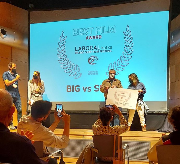 Jose Ramón Taranco  entrega el premio a Joana Andrade