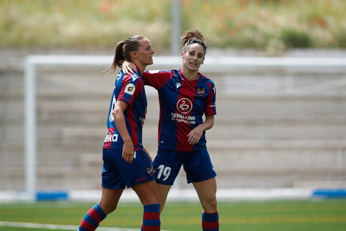 Esther González and Sandie Toletti celebran un gol en el Madrid CFF-Levante de la Primera Ibedrola 2020-2021
