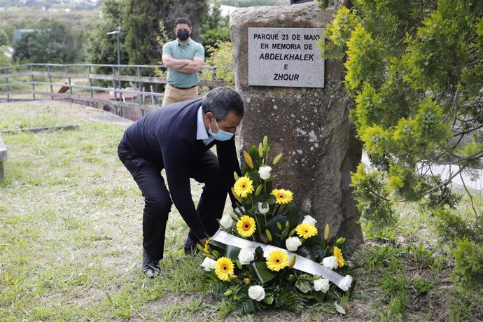 El presidente de la Comunidad Marroquí de Tui realiza la entrega floral en recuerdo de las víctimas