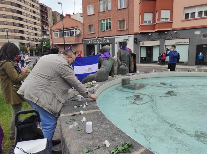Concentración en repulsa del presunto asesinato machista de una mujer en el barrio zaragozano de Las Fuentes.