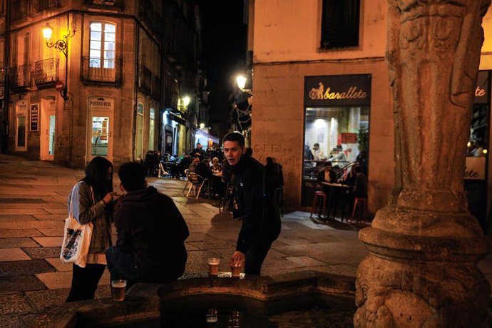 Varias personas en terrazas de bares, en la Plaza do Ferro, a 22 de mayo de 2021, en Ourense, Galicia (España)