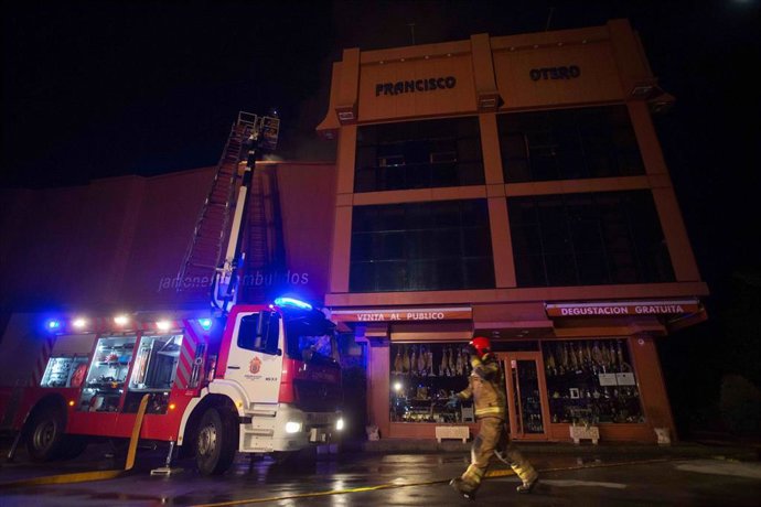 Los bomberos trabajan en la extinción del fuego